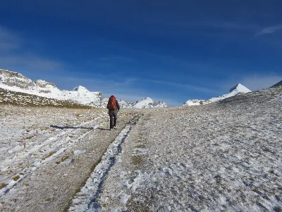 Llegando al collado de Linza, con el Petretxema, Mouscate y Mesa de los tres Reyes al fondo